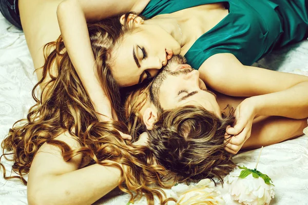Сексуальна пара коханців на підлозі — стокове фото