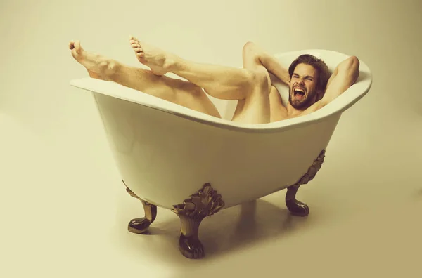 Furios om gol strigând în baie — Fotografie, imagine de stoc