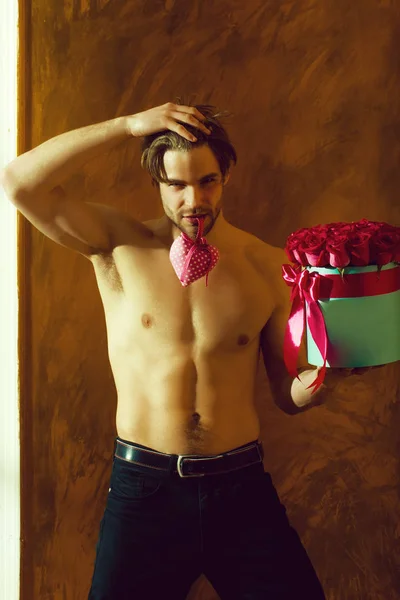 大胡子肌肉男与性感的身体拥有玫瑰的红盒子 — 图库照片