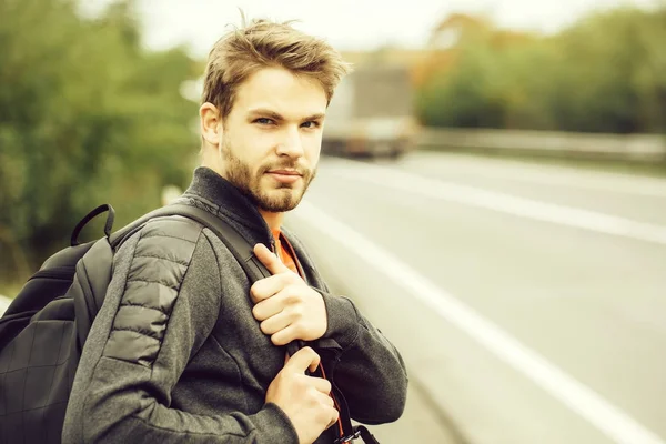 Sırt çantası ile yakışıklı maço adam