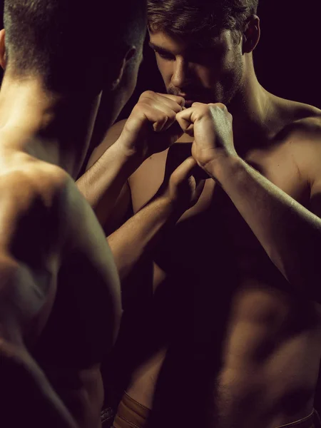 Jovens homens musculosos boxe — Fotografia de Stock