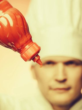 Ketçap ile üniforma şef