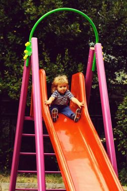 Şirin bebek çocuk slayt üzerinde