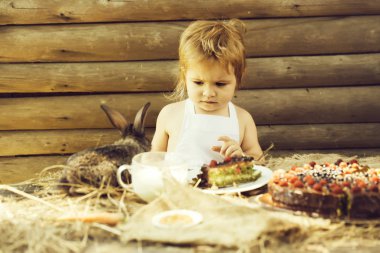 Sevimli çocuk ve küçük tavşan