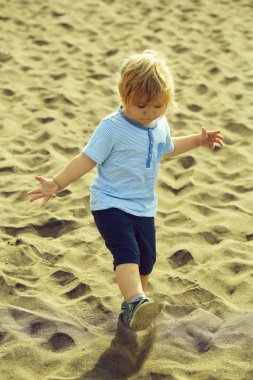 Şirin bebek çocuk kum ile oynamak