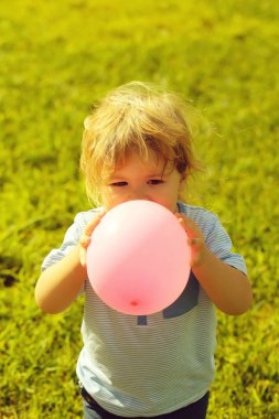 Erkek bebek pembe oyuncak balon ile çalış