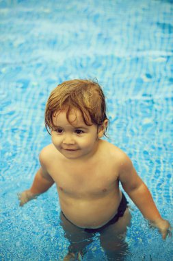 Şirin neşeli bebek çocuk banyo Açık Yüzme havuzunda vardır.