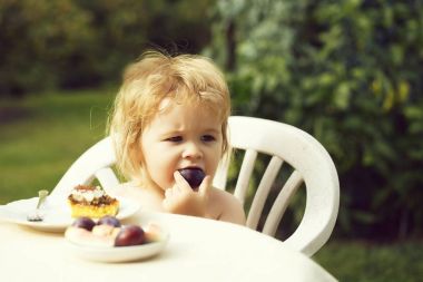 Bebek çocuk Erik yiyor