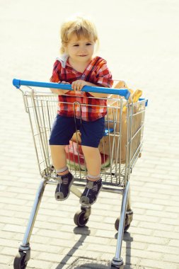 Sevimli çocuk arabası alışveriş