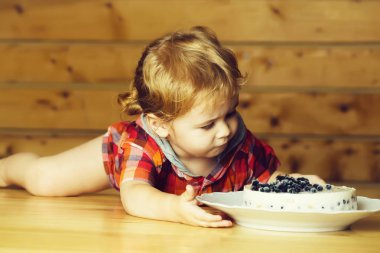 Sevimli çocuk pasta yiyor