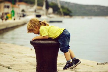 Çocuk bitt üzerinde tırmanıyor