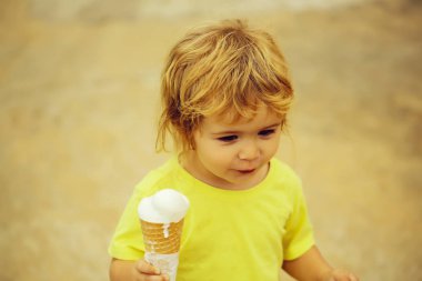 Sevimli erkek çocuk.