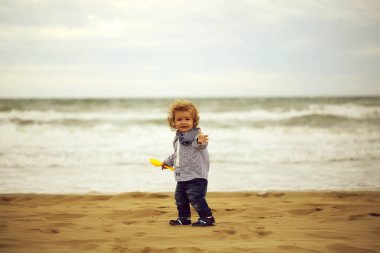 Sahilde erkek sevimli bebek