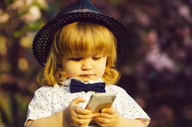 Retro çiçeği telefonunda çocukla