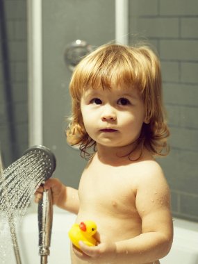 Ördek yavrusu, banyo çocukla