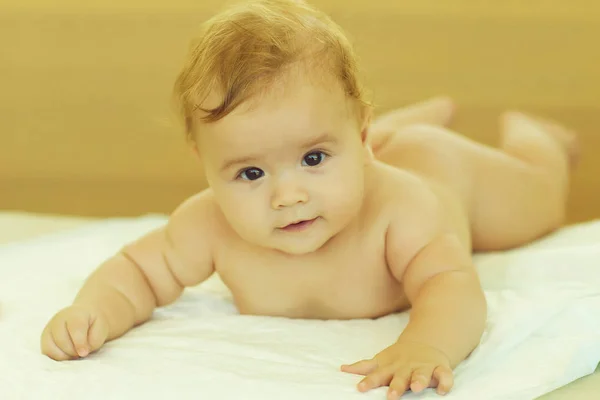 Erkek bebek battaniye üzerinde — Stok fotoğraf