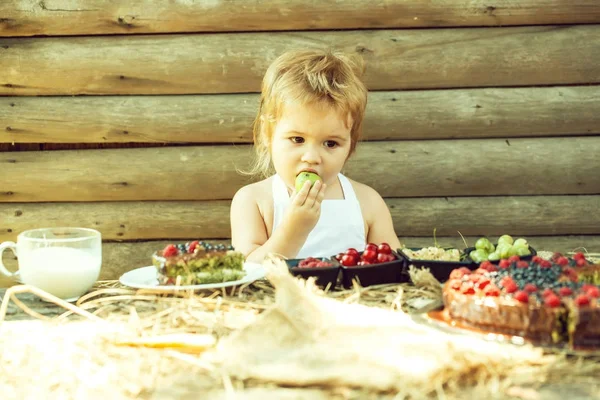 Liten pojke äter grönt äpple — Stockfoto