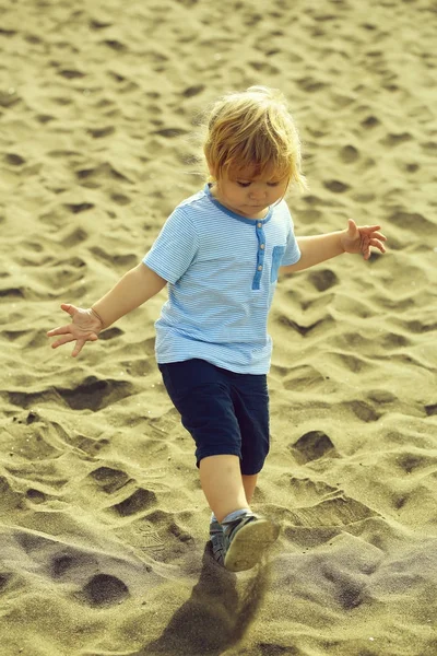 Şirin bebek çocuk kum ile oynamak