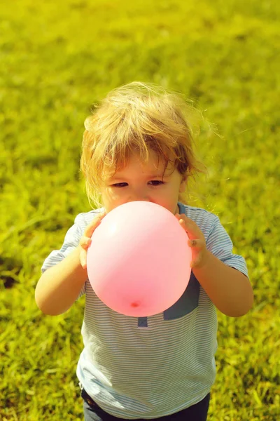 男の子がピンクの風船で遊ぶ — ストック写真