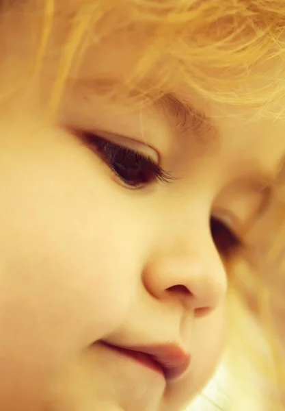 Adorable cara de lindo bebé niño — Foto de Stock