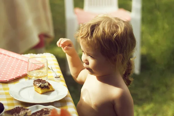 Bébé garçon mange le dessert — Photo