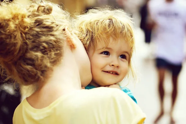 Młoda Matka Kobieta Trzyma Szczęśliwy Syn Chłopca Blond Włosy Słoneczny — Zdjęcie stockowe