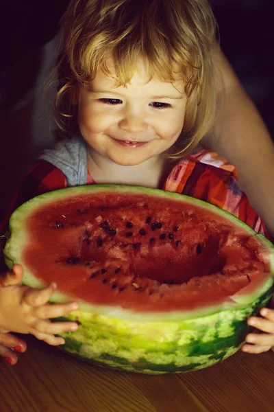 Kleine jongen eten rode watermeloen — Stockfoto