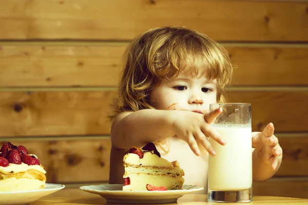 Niño pequeño con pastel de fresa y yogur — Foto de Stock