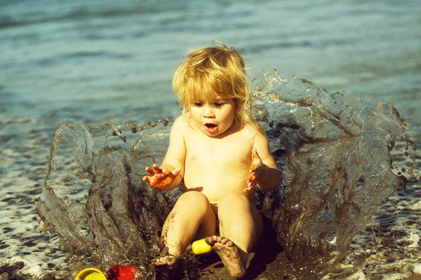 Şirin hayran bebek çocuk su büyük çamur sıçrama yaptı