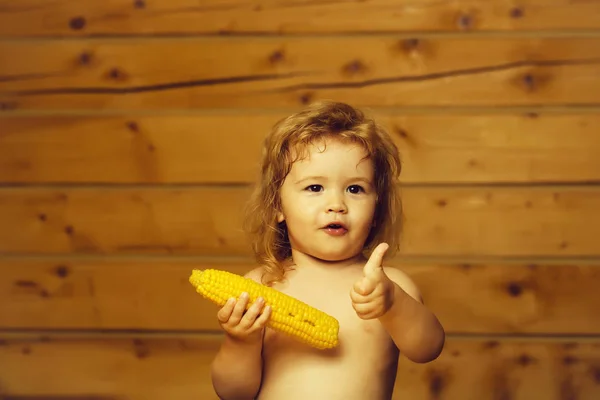 Engraçado menino pequeno criança comendo milho amarelo — Fotografia de Stock