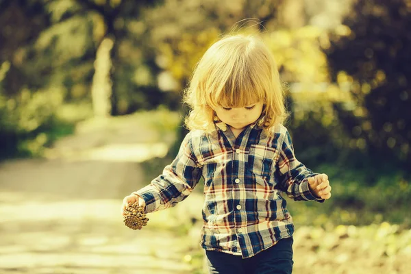 Pequeño chico al aire libre — Foto de Stock