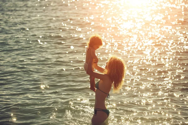 Femme en bikini avec enfant — Photo