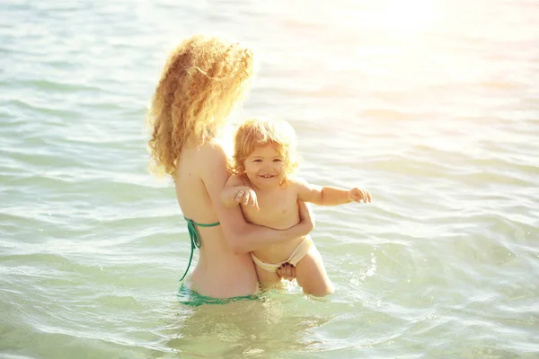 Jonge Moeder Bikini Staande Zwemmen Spelen Met Mannelijk Kind Jongen — Stockfoto