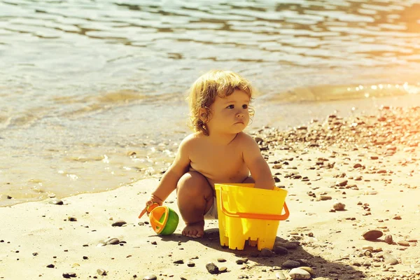 Ragazzo che gioca sulla spiaggia — Foto Stock