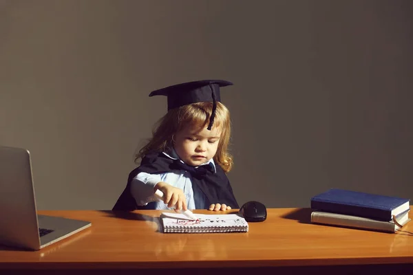 Petit garçon au bureau de l'école — Photo