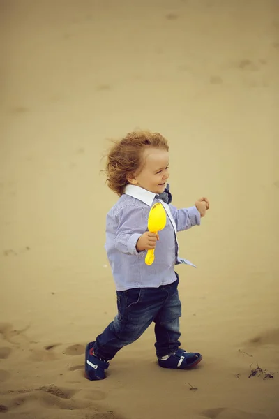 Bambino gioioso sulla spiaggia — Foto Stock