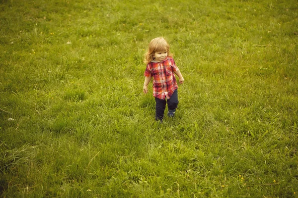 Niño Pequeño Con Pelo Largo Rubio Camisa Cuadros Jugando Pie — Foto de Stock