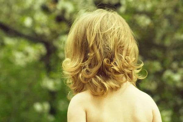 Malý chlapec s dlouhými kudrnatými vlasy — Stock fotografie