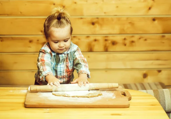 Adorável Pequeno Chef Criança Menino Bonito Moda Chekered Camisa Cozinhar — Fotografia de Stock
