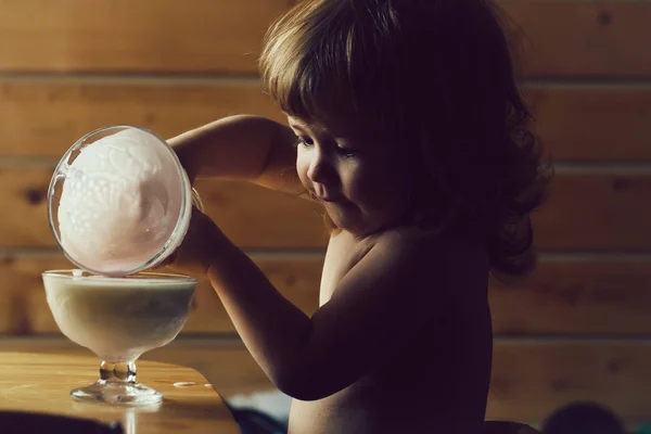 Kleine Babyjongen Met Blonde Haren Schattig Gezicht Yoghurt Eten Uit — Stockfoto