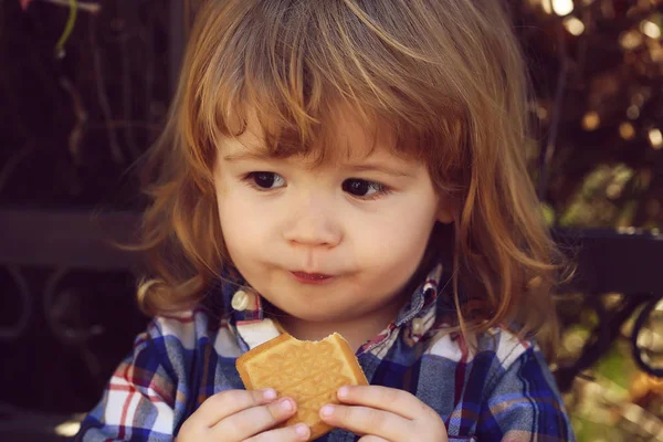 küçük çocuk açık