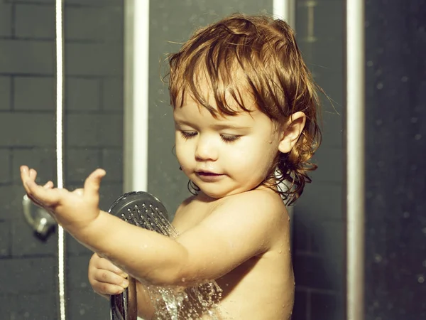 Small baby boy in shower — Stockfoto