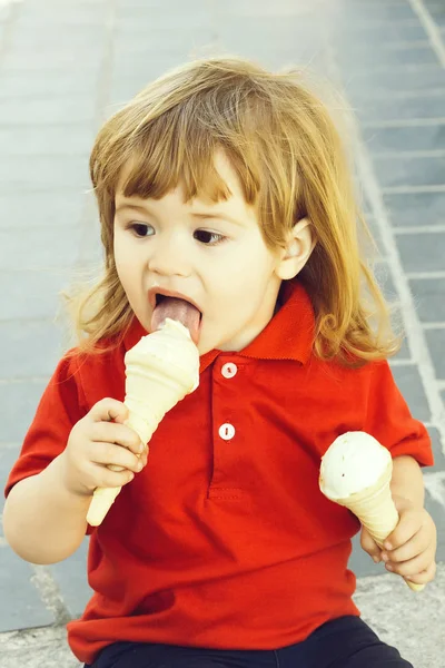 Küçük çocuk dondurma yemek