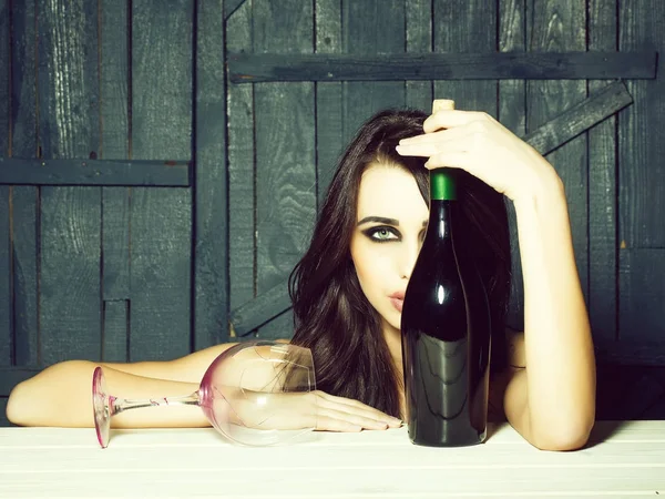Mulher sexy com vinho — Fotografia de Stock