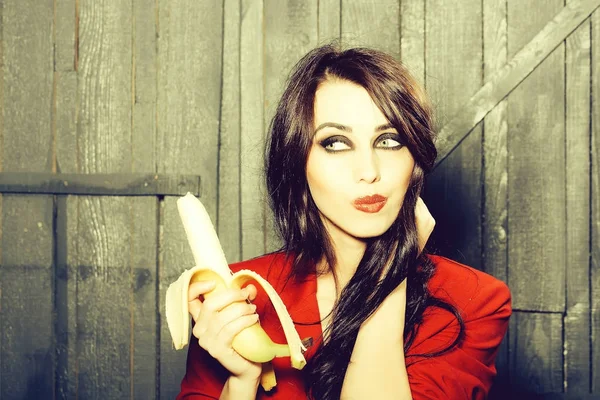 Žena jíst banán — Stock fotografie