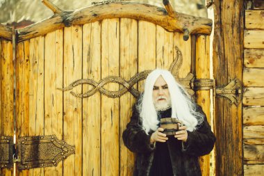 sakallı adam ahşap kupa ile