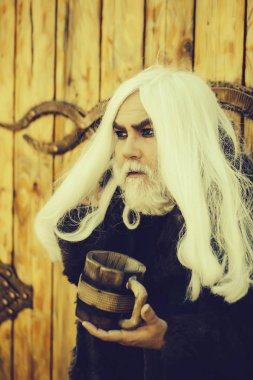 sakallı adam ahşap kupa ile