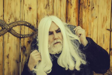 sakallı adam ahşap arka plan üzerinde