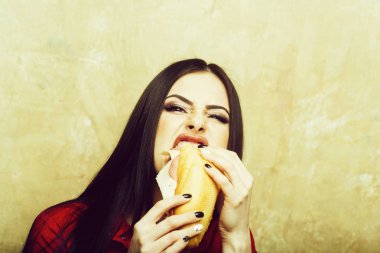 seksi esmer oldukça agresif kadın büyük sandviç ya da burge yiyor