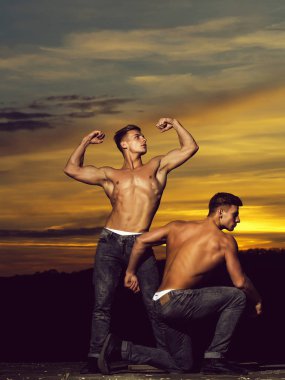 günbatımı kutuları ile kas erkeklerde